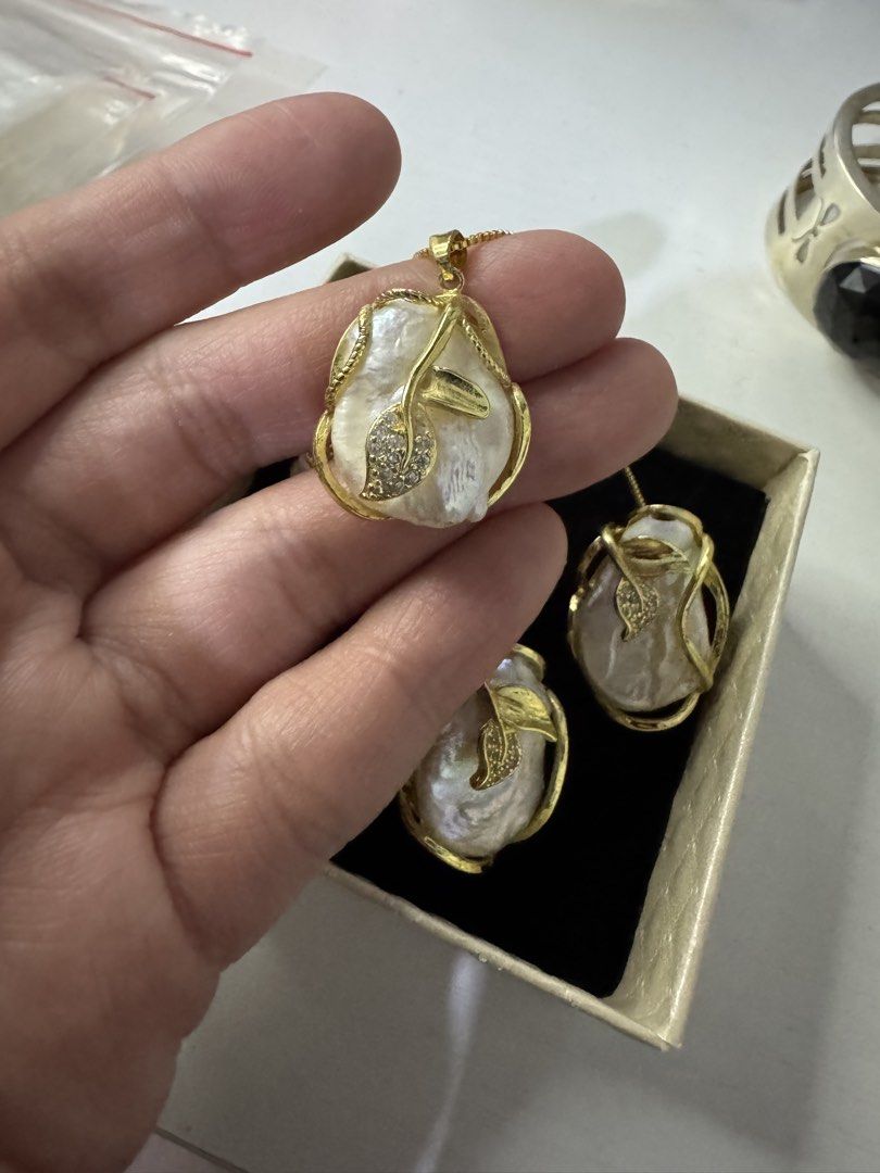 EARL Palawan Pearl Jewelry Set (Category: Necklaces) located in Malabon City. Submitted by jessibells (Listing ID 1430200476, Image 2). Description: Elegant jewelry set from EARL featuring Palawan pearls. The set includes a necklace and a pair of earrings. The pearls are set in gold-colored frames with leaf accents. The set comes in its original box. A beautiful and unique accessory for any occasion..