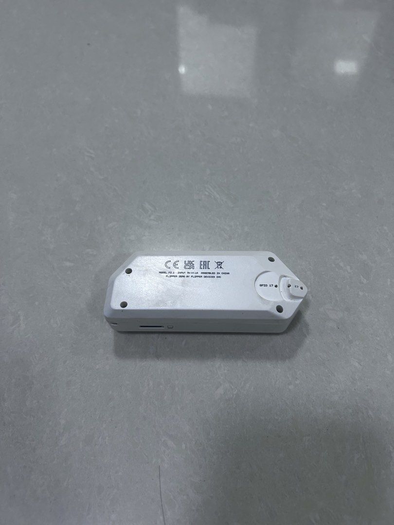 Flipper Zero （分類：其他）位於 Hong Kong。 由 carloschu232 提交（商品編號 1430044589，圖片 2）。簡介： Flipper Zero is a portable multi-tool for pentesters and geeks. It has a screen and buttons. The device is white with orange accents. The back of the device has various markings and ports.。