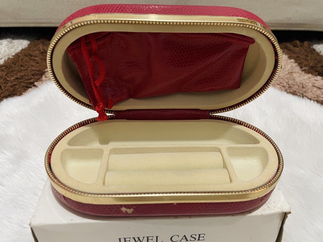 Florence Travel Jewelry Box (Category: Accessory Holder, Box & Organizers) located in Quezon City. Submitted by sissymissy1527 (Listing ID 1430158809, Image 2). Description: Good as new but with flaws due to storage See in the last photo Loc tandang sora, qc.