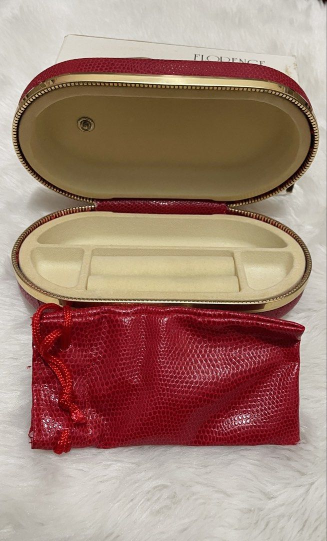 Florence Travel Jewelry Box (Category: Accessory Holder, Box & Organizers) located in Quezon City. Submitted by sissymissy1527 (Listing ID 1430158809, Image 3). Description: Good as new but with flaws due to storage See in the last photo Loc tandang sora, qc.