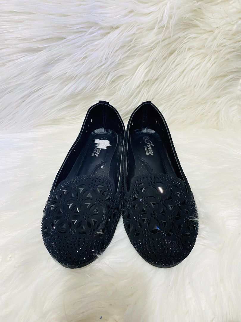 Forever 21 Black Embellished Flats (Category: Flats & Sandals) located in Manila. Submitted by therevivalthriftph (Listing ID 1430160635, Image 1). Description: THRIFT SHOES FROM US 🇺🇸 Unli vc for details and assurance LALAMOVE ,LBC or pick up Valenzuela city Pls Follow and like our page Fb page : The revival thrift.