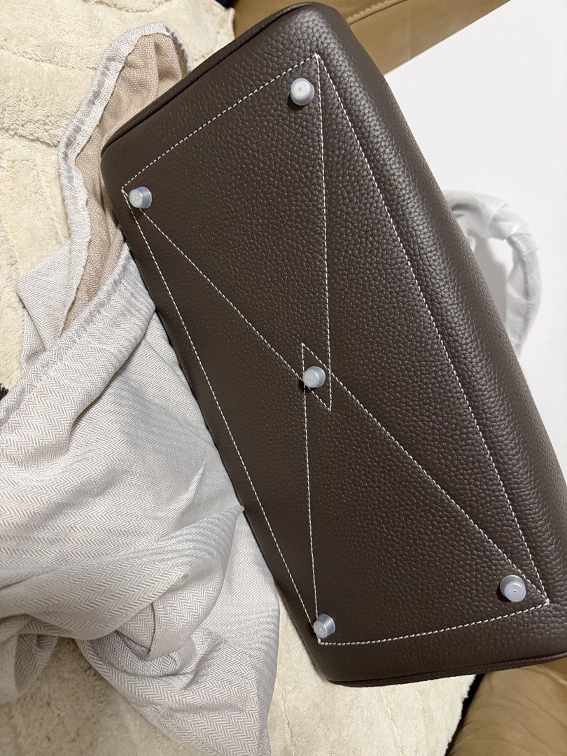 Genuine Leather Victoria Bag (Category: Shoulder Bags) located in Paranaque City. Submitted by mcra_ (Listing ID 1430041094, Image 3). Description: Brand New Victoria Bag Like Alex G’s bag in Three-ning Vlog Genuine Leather Big Bag Spacious RFS Decluttering Bought too many bags.