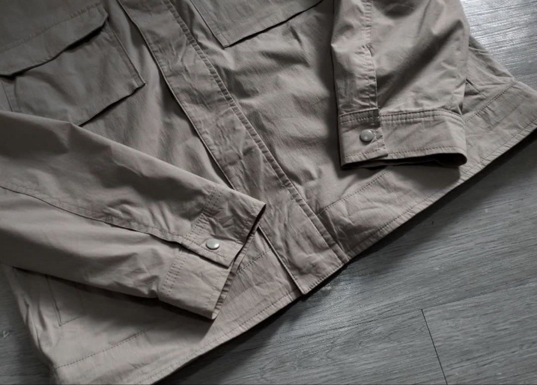 GIORDANO Men's Full-zip Short Jacket (Grey/Beige, Large) (Category: Coats, Jackets and Outerwear) located in Quezon City. Submitted by mcrivera8 (Listing ID 1430213050, Image 3). Description: Size Large W 23.5 x L 26.5 in. Color: gray/beige *with inner lining Pockets: 2 sides, 2 chest, 1 internal No issues or any flaws.