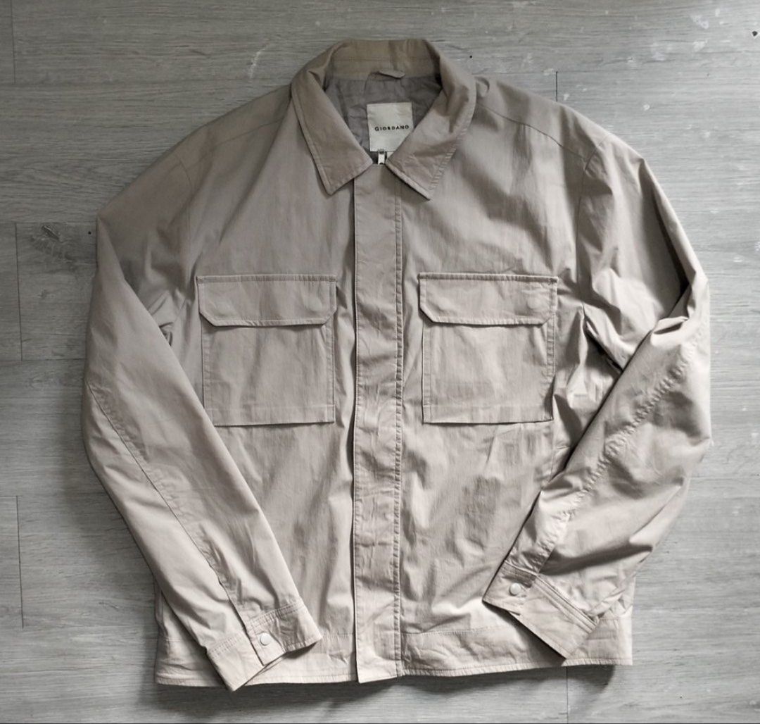 GIORDANO Men's Full-zip Short Jacket (Grey/Beige, Large) (Category: Coats, Jackets and Outerwear) located in Quezon City. Submitted by mcrivera8 (Listing ID 1430213050, Image 1). Description: Size Large W 23.5 x L 26.5 in. Color: gray/beige *with inner lining Pockets: 2 sides, 2 chest, 1 internal No issues or any flaws.