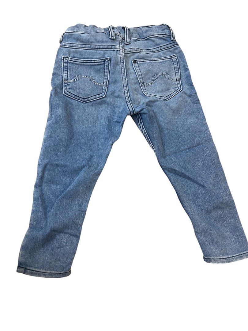 H&M Jogger & Denim Jeans 3-4Y (Category: Babies & Kids Fashion) located in Mandaluyong City. Submitted by one.stopshop (Listing ID 1430116135, Image 2). Description: These H&M Jogger & Denim jeans are perfect for your little one. They feature a light blue wash and a comfortable jogger style. The jeans have a drawstring waist and two back pockets. Made in India. Size is EUR 104, US 3-4Y, CA 3-4A, CN 110/50, MX 104, AUS 4..