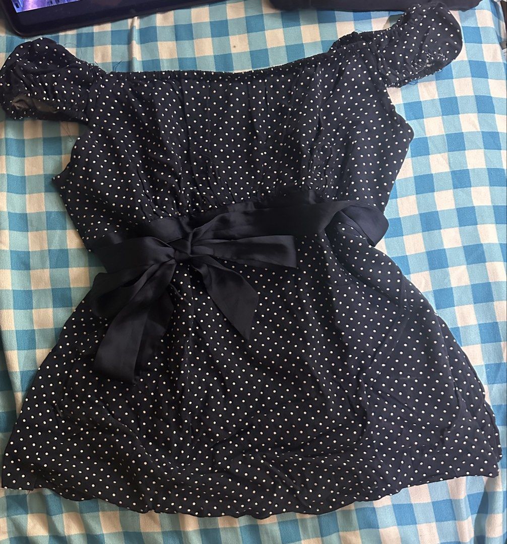 Hollister Polka Dot Off-Shoulder Top (Read Description) (Category: Blouses) located in Quezon City. Submitted by rm.declutter (Listing ID 1430087925, Image 3). Description: repaired to fit size small, originally size xxl on tag bnwt .