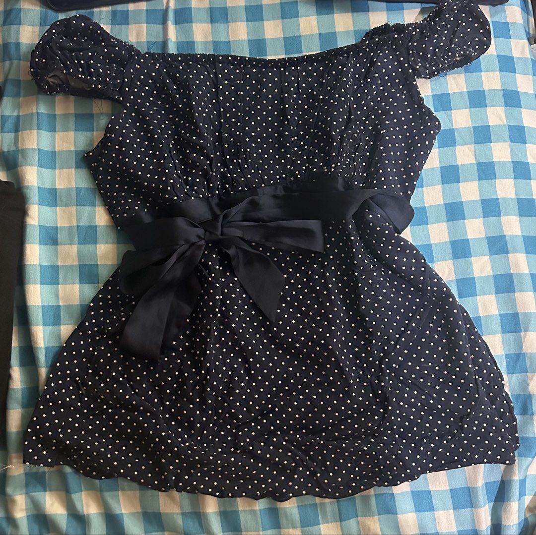 Hollister Polka Dot Off-Shoulder Top (Read Description) (Category: Blouses) located in Quezon City. Submitted by rm.declutter (Listing ID 1430087925, Image 2). Description: repaired to fit size small, originally size xxl on tag bnwt .