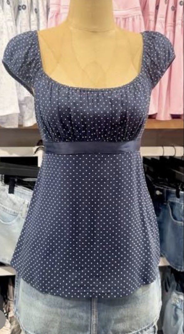 Hollister Polka Dot Off-Shoulder Top (Read Description) (Category: Blouses) located in Quezon City. Submitted by rm.declutter (Listing ID 1430087925, Image 1). Description: repaired to fit size small, originally size xxl on tag bnwt .