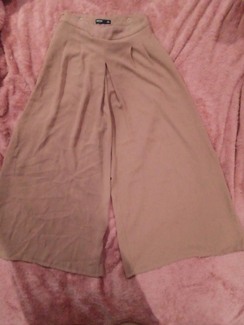 HSTYLE Wide Leg Pants - Size M (Category: Other Bottoms) located in Binan City. Submitted by Sunny_RJ (Listing ID 1430181429, Image 1). Description: These wide-leg pants from HSTYLE are a stylish addition to any wardrobe. They feature a flattering design and a comfortable fit. The pants are a neutral color, making them versatile for various outfits. The size is M, as indicated on the label. Perfect for casual or semi-formal occasions..