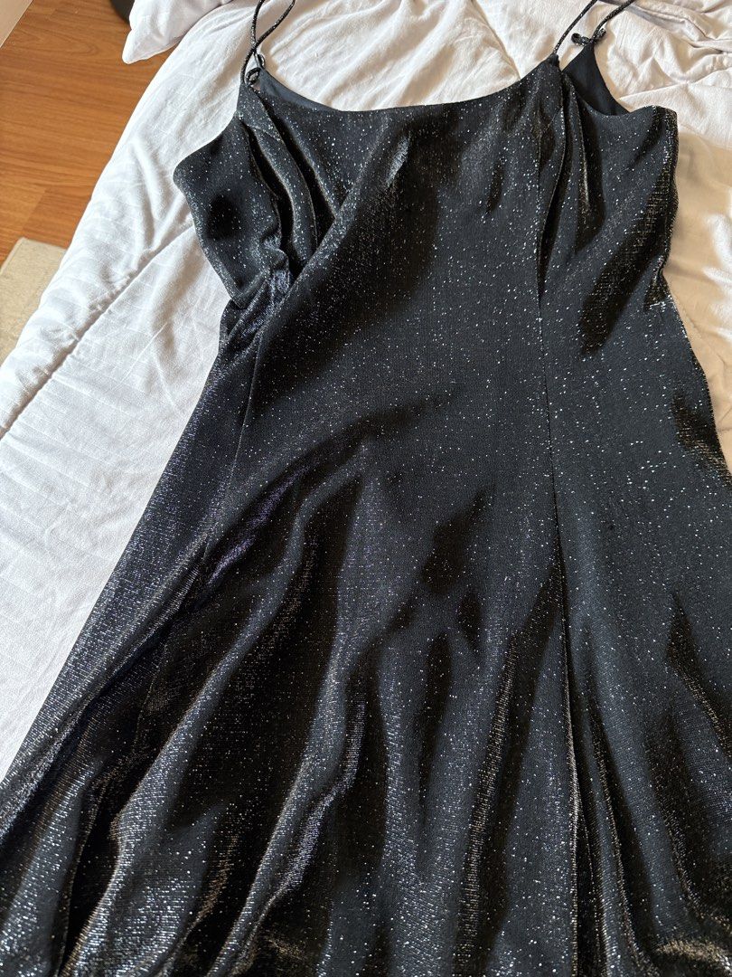Late Edition Black Sparkle Dress (Category: Dresses) located in Mandaluyong City. Submitted by thingsrandom (Listing ID 1430143255, Image 2). Description: -shiny black dress, good for cocktail parties! -fits size M to L.