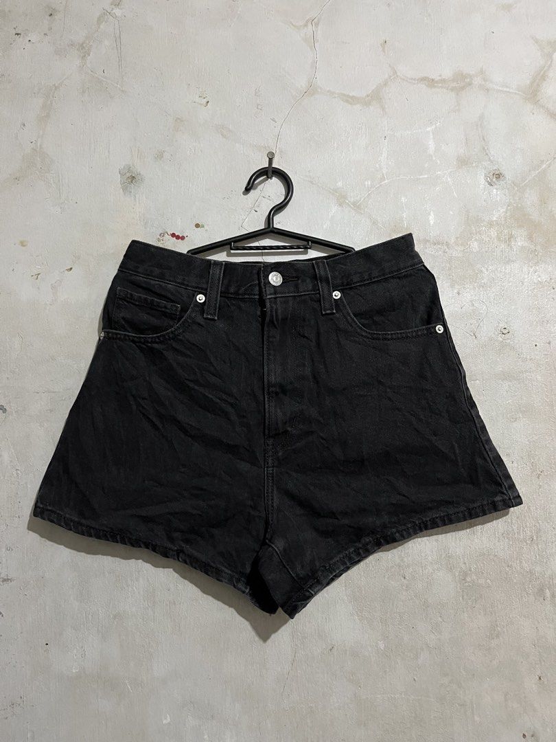 Levi's High Waisted Mom Shorts - Black (Category: Shorts) located in Santa Cruz. Submitted by thriftgane0.2 (Listing ID 1430103606, Image 2). Description: Levi's high-waisted mom shorts in black. Features a classic five-pocket design with a button and zipper closure. The shorts have the Levi's red tab on the back pocket. Size 27. Made of denim material..