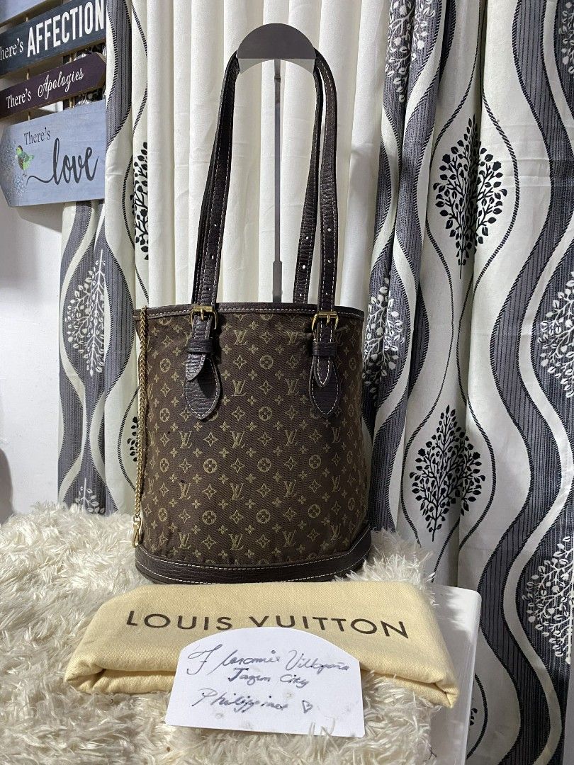 Louis Vuitton Bucket Tote Bag (Category: Luxury Bags & Wallets) located in Tagum. Submitted by janmarion049706 (Listing ID 1430192833, Image 2). Description: with rubs &cracks sa handle bawal sa maselan PM size dustbag not included.