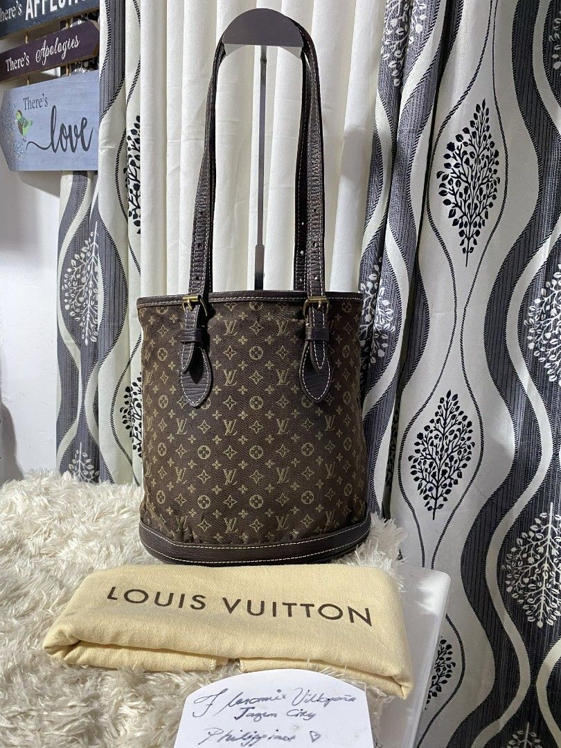 Louis Vuitton Bucket Tote Bag (Category: Luxury Bags & Wallets) located in Tagum. Submitted by janmarion049706 (Listing ID 1430192833, Image 1). Description: with rubs &cracks sa handle bawal sa maselan PM size dustbag not included.