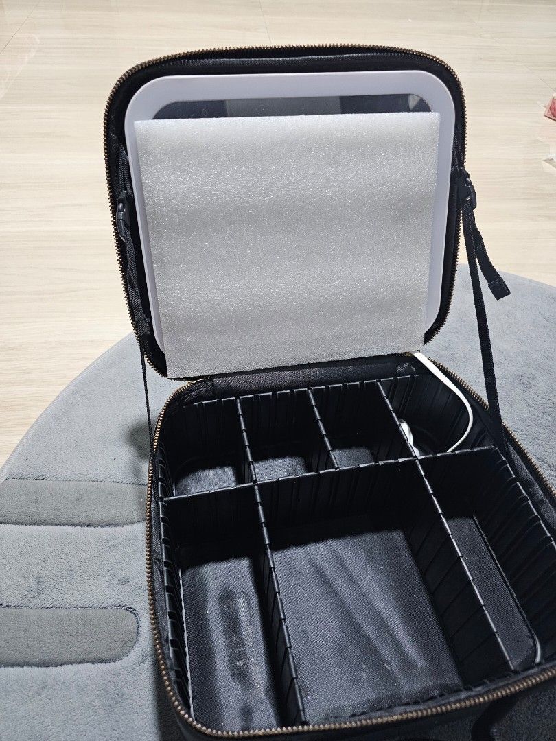 Makeup bag with mirror LED light organizer (Category: Makeup) located in Santa Rosa. Submitted by yaji-chan (Listing ID 1430209071, Image 2). Description: Makeup bag with mirror LED light organizer.
