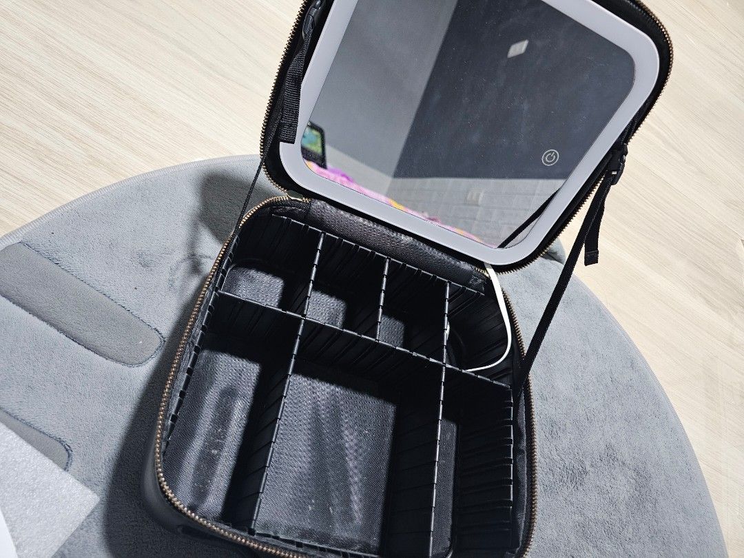 Makeup bag with mirror LED light organizer (Category: Makeup) located in Santa Rosa. Submitted by yaji-chan (Listing ID 1430209071, Image 3). Description: Makeup bag with mirror LED light organizer.