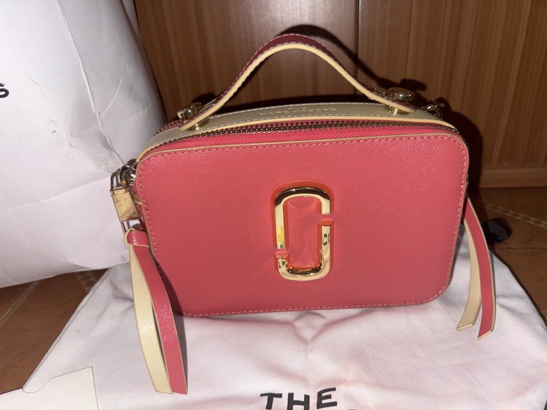 Marc Jacobs The Box Bag (Category: Luxury Bags & Wallets) located in Quezon City. Submitted by mathezedc (Listing ID 1430057616, Image 3). Description: Complete inclusions 1 beses lang nagamit with film pa sa ibang hardware Excellent condition 9.5/10.