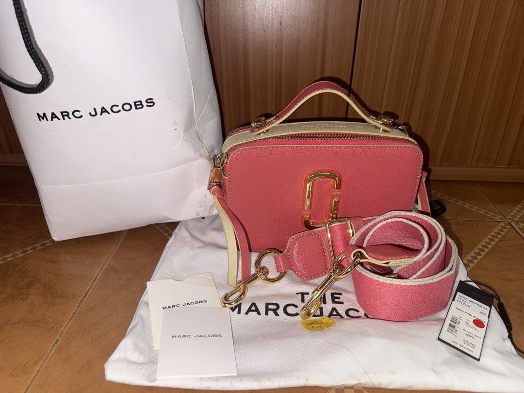 Marc Jacobs The Box Bag (Category: Luxury Bags & Wallets) located in Quezon City. Submitted by mathezedc (Listing ID 1430057616, Image 2). Description: Complete inclusions 1 beses lang nagamit with film pa sa ibang hardware Excellent condition 9.5/10.