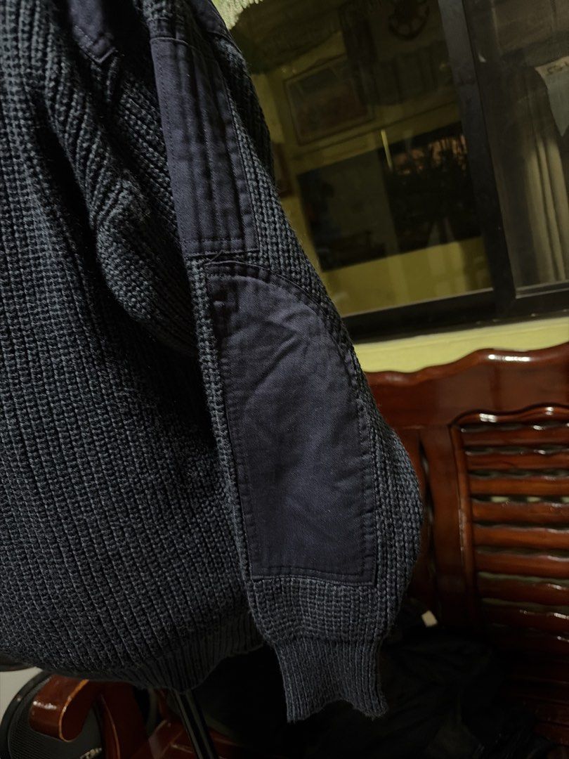 Navy Blue V-Neck Sweater (Category: Coats, Jackets and Outerwear) located in Makati City. Submitted by secondselection (Listing ID 1430141354, Image 3). Description: W 22in L 25.5in.