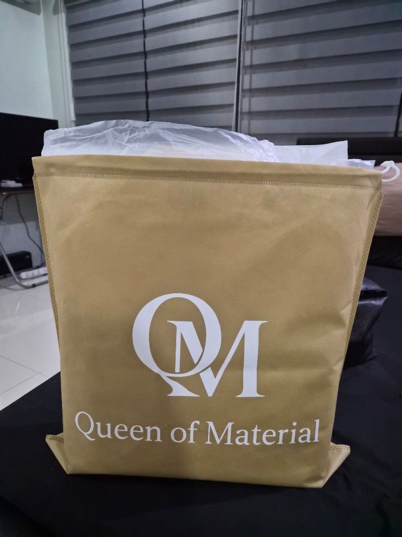 Niki (Medium) (Category: Shoulder Bags) located in Las Pinas. Submitted by ktcuartina (Listing ID 1430042517, Image 3). Description: too big for me. still comes with the original packaging. calfskin leather. magnetic closure. kasya long folder and tablet. .
