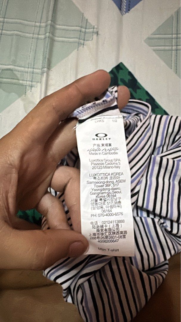 Oakley Striped Men's T-shirt (Category: Tshirts & Polo Shirts ) located in Batangas. Submitted by oscrim (Listing ID 1430161380, Image 3). Description: Oakley stripe design brandnew Fit large Dimes 22x29 850 na lang .