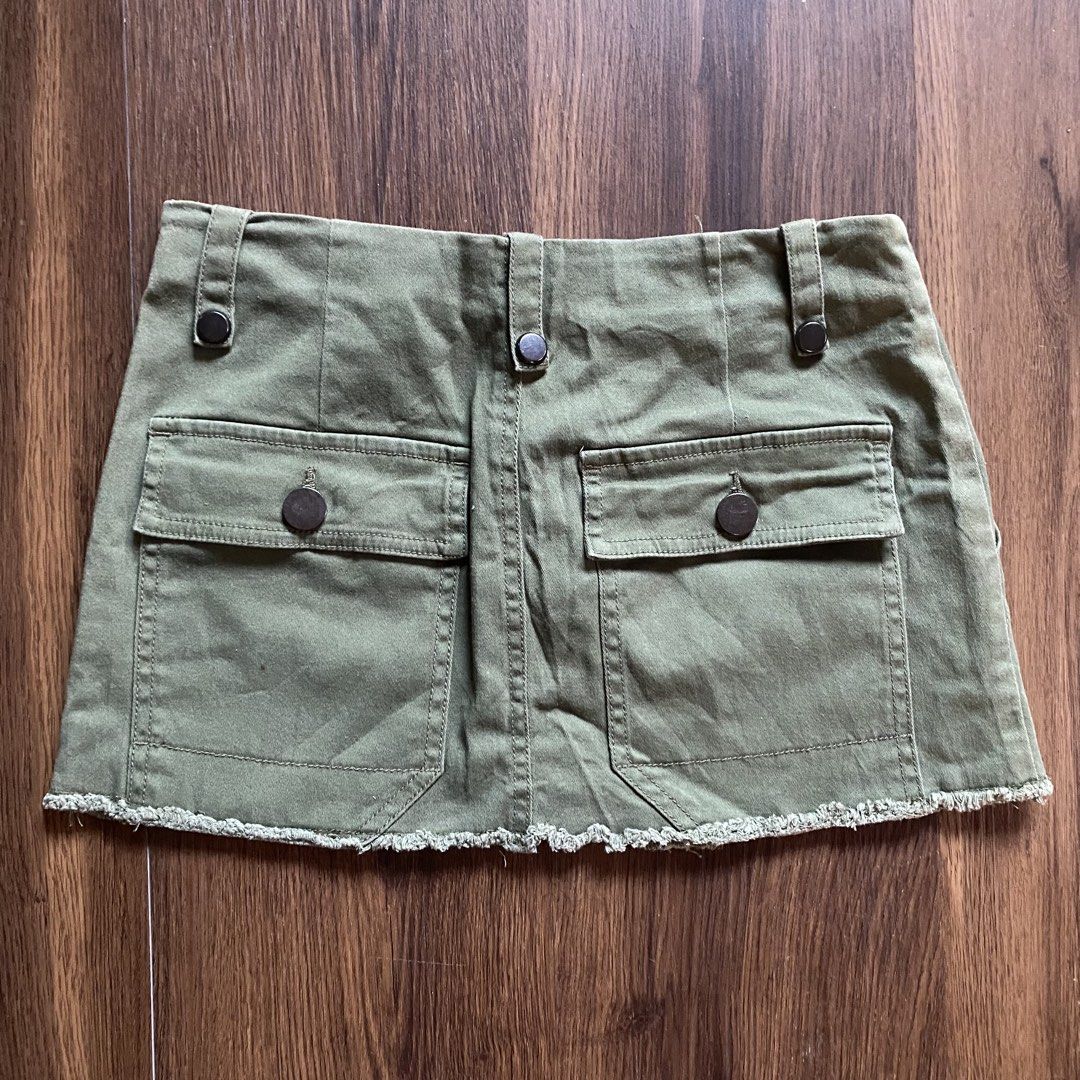 Y2K Olive Green Mini Skirt (Category: Skirts) located in Tuguegarao City. Submitted by shi___404 (Listing ID 1430102927, Image 2). Description: .