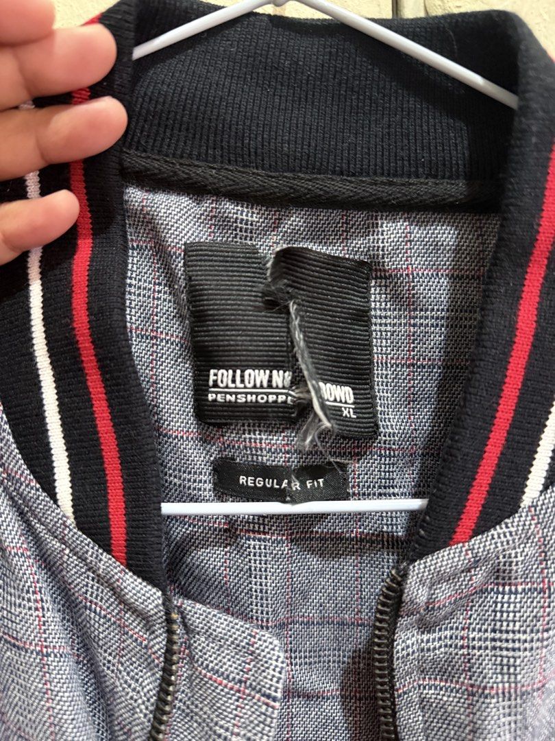 Penshoppe Bomber Jacket XL (Category: Coats, Jackets and Outerwear) located in Quezon City. Submitted by elleshops (Listing ID 1430070483, Image 3). Description: Never used, just stored Light jacket only.
