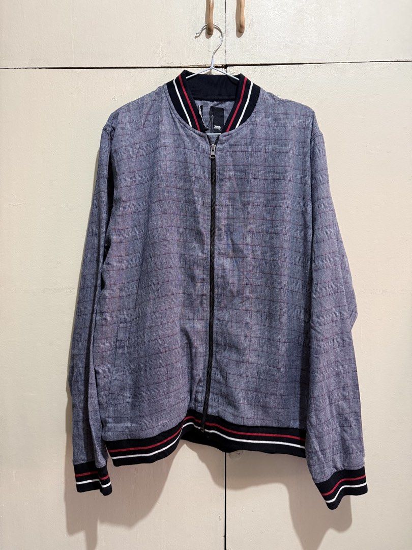 Penshoppe Bomber Jacket XL (Category: Coats, Jackets and Outerwear) located in Quezon City. Submitted by elleshops (Listing ID 1430070483, Image 1). Description: Never used, just stored Light jacket only.