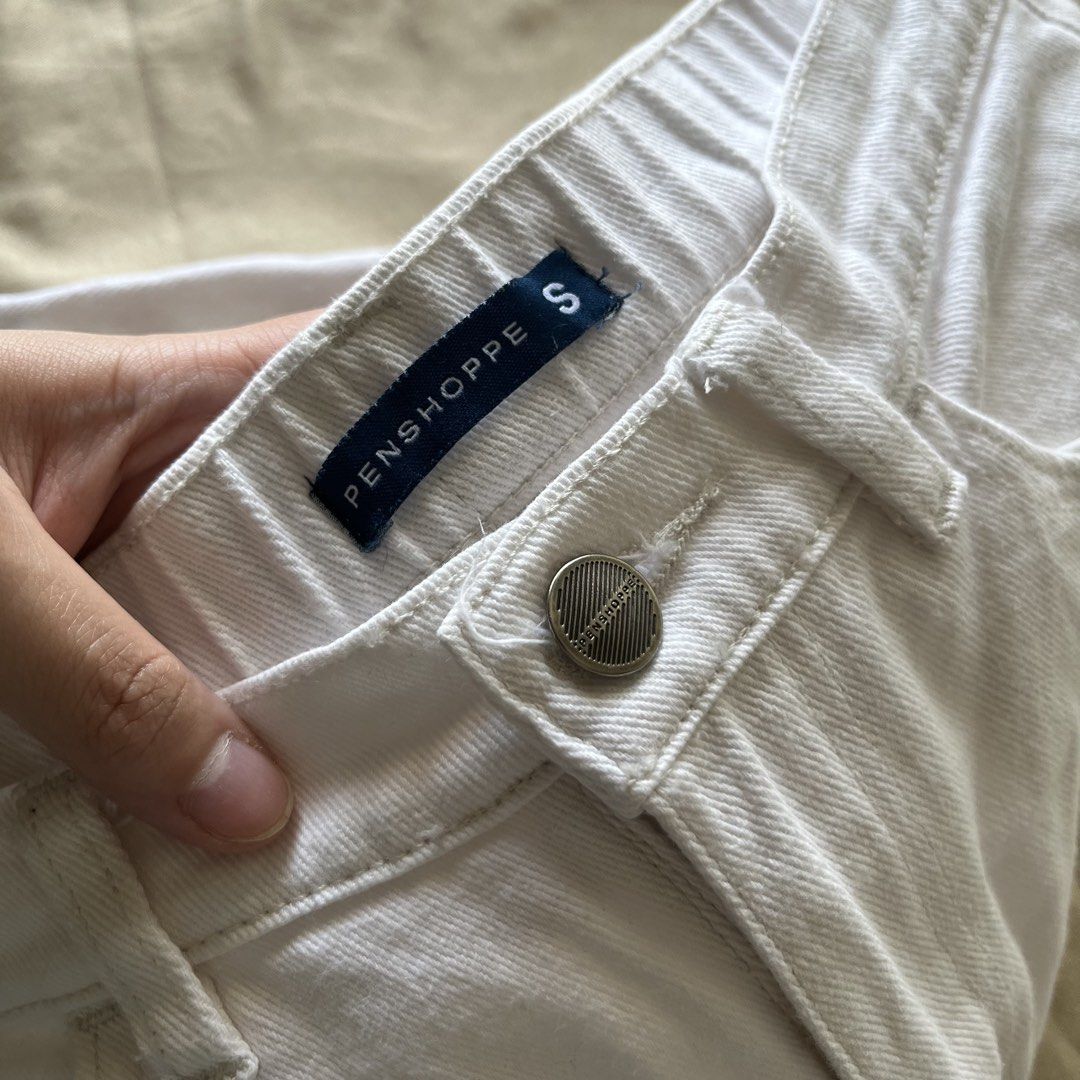 Penshoppe White Jeans straight pants (Category: Jeans) located in San Juan City. Submitted by 1104basics (Listing ID 1430070184, Image 2). Description: White jeans from Penshoppe, size S. Features a button closure and pockets. The jeans have a straight leg fit. There are some minor stains on the jeans see last 2 photos (not noticeable so tiny) Fits size 26-28 Straight cut .