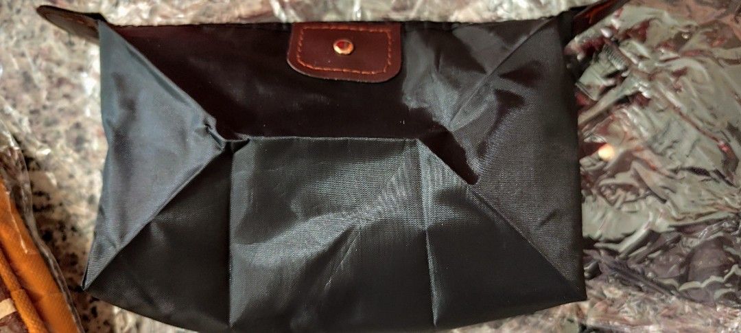 Pouch (Category: Purses & Pouches) located in Singapore. Submitted by melodytn (Listing ID 1430104449, Image 1). Description: pouch 19 x 12 x 6 cm.