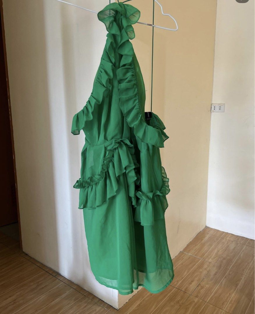 PrettyLittleThing Green Ruffle Dress (Category: Dresses) located in Cabanatuan. Submitted by doelly1221 (Listing ID 1430186053, Image 2). Description: Can fit small to med.