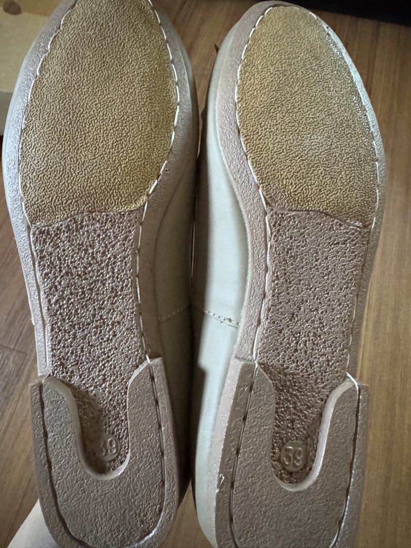 Rob & Mara ballet flats- Bella in beige (Category: Flats & Sandals) located in Bacoor. Submitted by mlgon1 (Listing ID 1430050815, Image 3). Description: Brand new Rob and Mara ballet flats in beige. Please see pics for size guide. Original price 1,880 RFS: Too big.