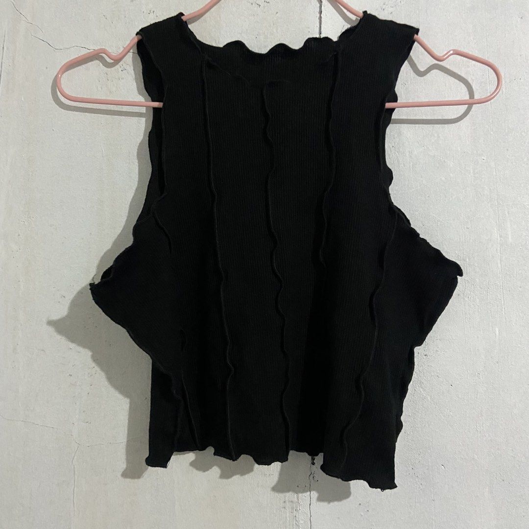 Shein Black Ribbed Crop Top (Category: Sleeveless) located in Iligan City. Submitted by dddbq (Listing ID 1430198236, Image 3). Description: .