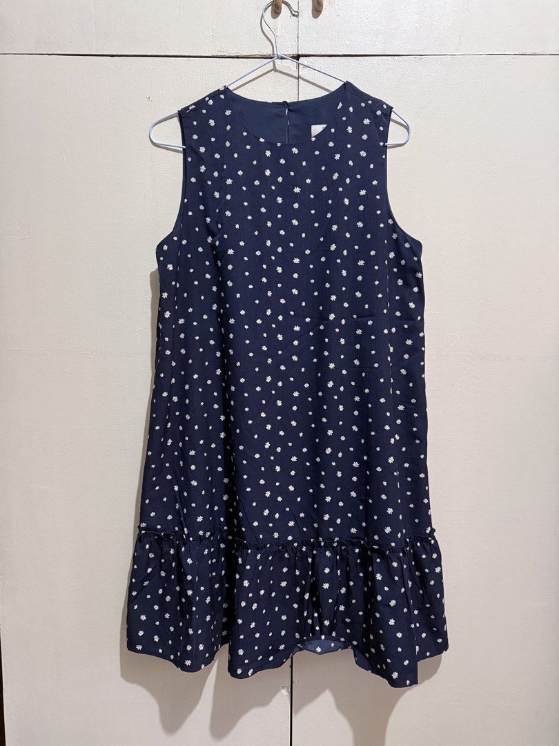 Sleeveless Dress - Size L (Category: Dresses) located in Quezon City. Submitted by elleshops (Listing ID 1430064509, Image 1). Description: Color: navy blue With lining Bought in sg.