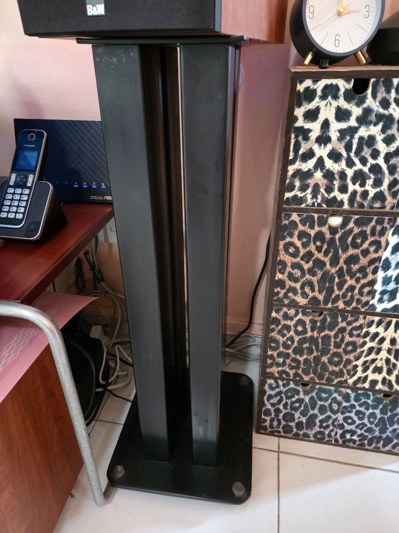 Speaker stand451353682998077440