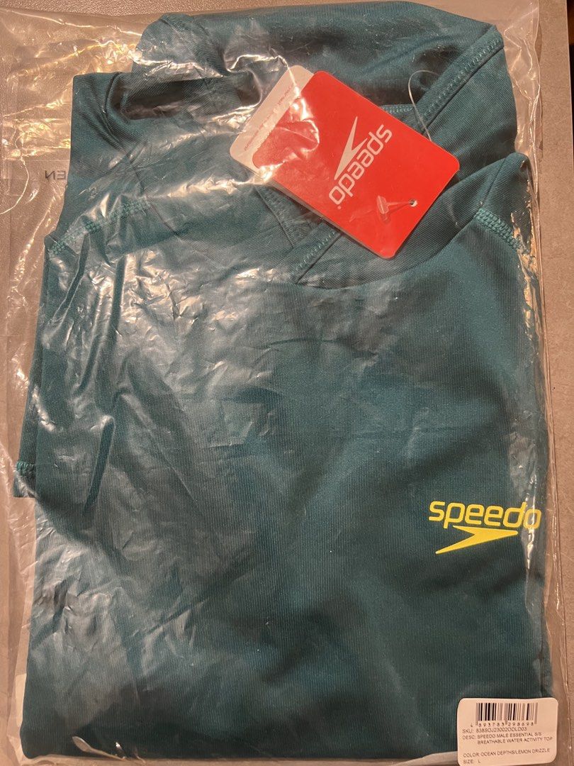 Speedo Activity Top - Green （分類：泳衣）位於 Hong Kong。 由 jk.001 提交（商品編號 1430146065，圖片 2）。簡介： Speedo activity top in green. It has short sleeves and a high collar. The top is designed for water activities and offers UV protection. The original price was $499, now on sale for $297. The top is still in its original packaging with the tag attached. https://www.decathlon.com.hk/en-HK/p/essential-mens-s-s-breathable-water-activity-top-green-speedo-1e408209-e