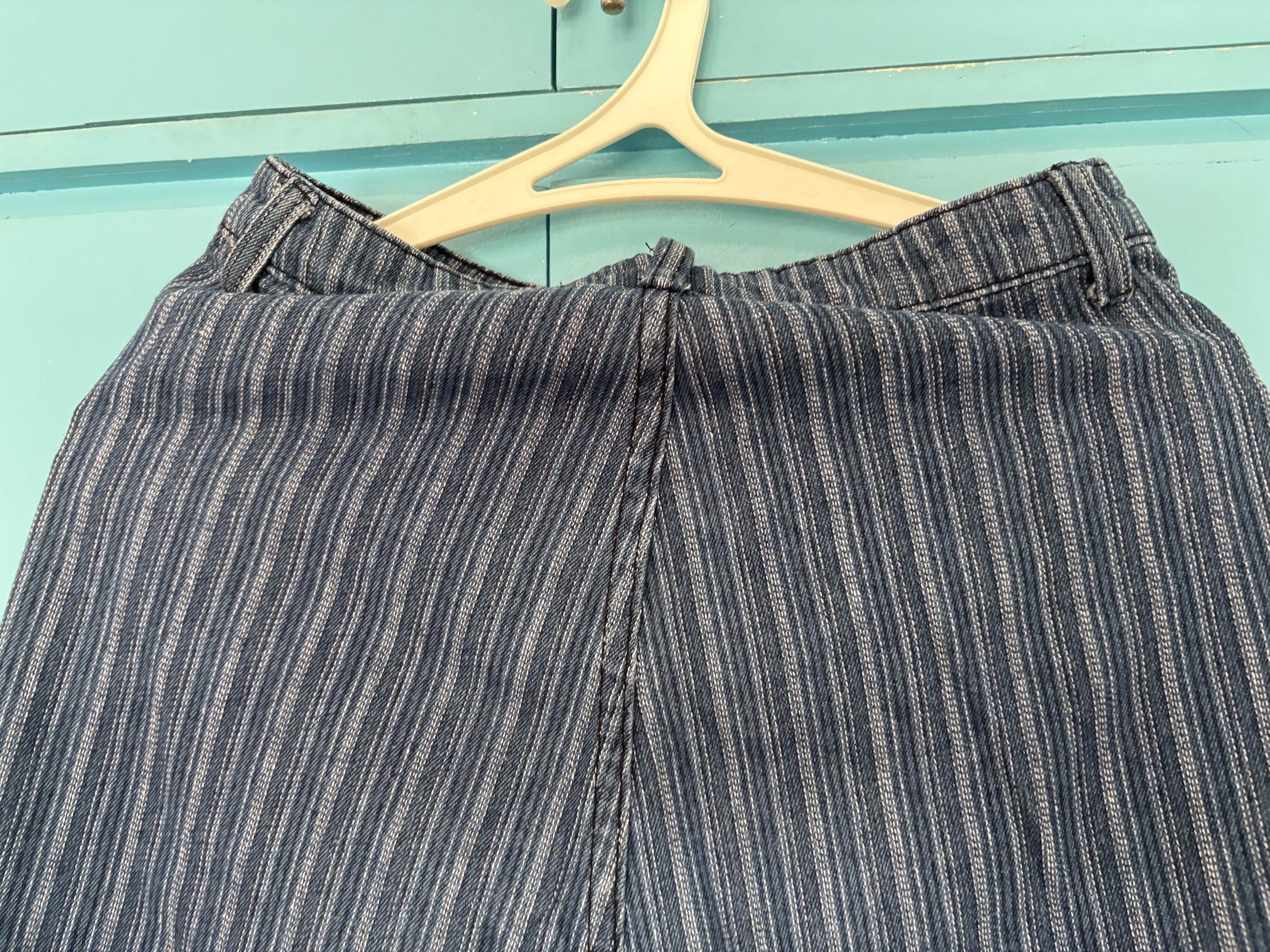 Striped Denim Straight Jeans (Category: Jeans) located in Taytay. Submitted by oreomatcha (Listing ID 1430076191, Image 3). Description: waistline:26 length:40 inches No back pockets Issue- big opening sa button (see pic).