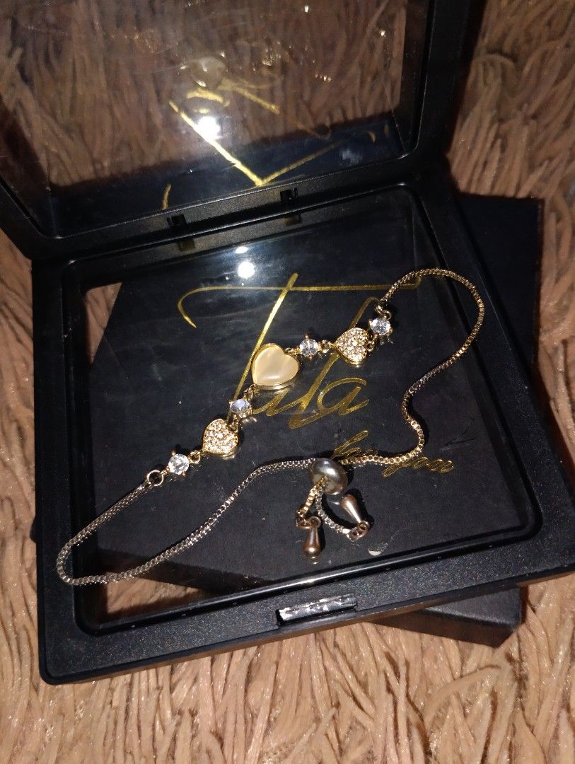 Tala By Kyla (Category: Bracelets) located in Caloocan City. Submitted by icynom (Listing ID 1430124785, Image 1). Description: RFS - hindi na nagagamit slight tarnish na and kasama na box Marilao Loc No COD Shipping - shoulder ni Buyer Mode of Payment Gcash.