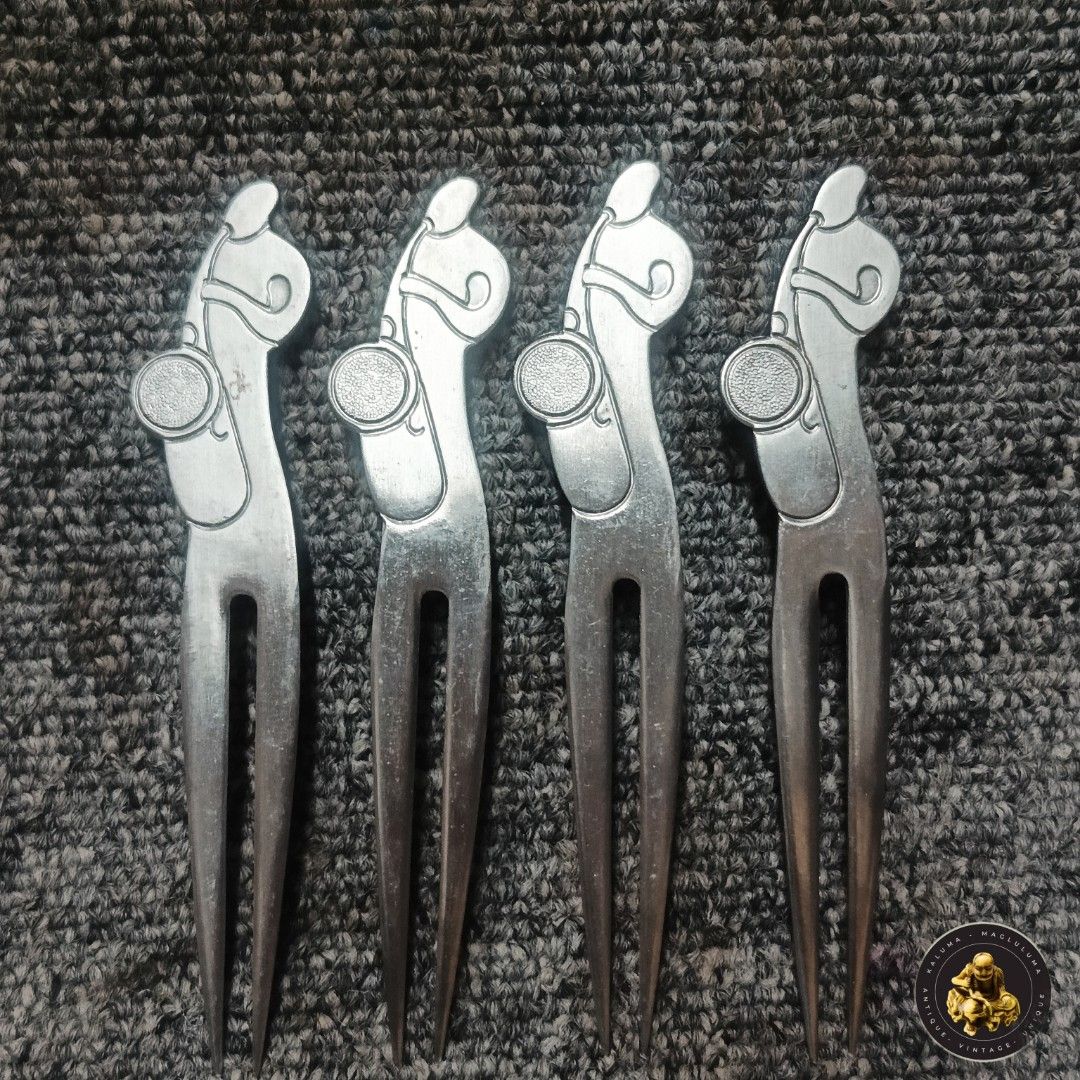 Technics Musical Instrument Cocktail Forks Set (Category: Dinnerware & Cutlery) located in Meycauayan. Submitted by ka_luma (Listing ID 1430043707, Image 2). Description: Set of cocktail forks featuring musical instrument designs. The set includes forks with guitar and saxophone player figures. These forks are made of a silver-colored metal. Perfect for adding a touch of music to your gatherings..