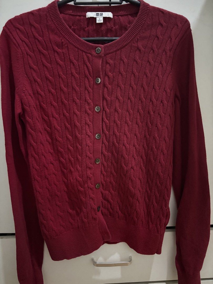 Uniqlo Cable Knit Cardigan (Category: Coats, Jackets and Outerwear) located in Paranaque City. Submitted by handledwcare (Listing ID 1430133616, Image 1). Description: .