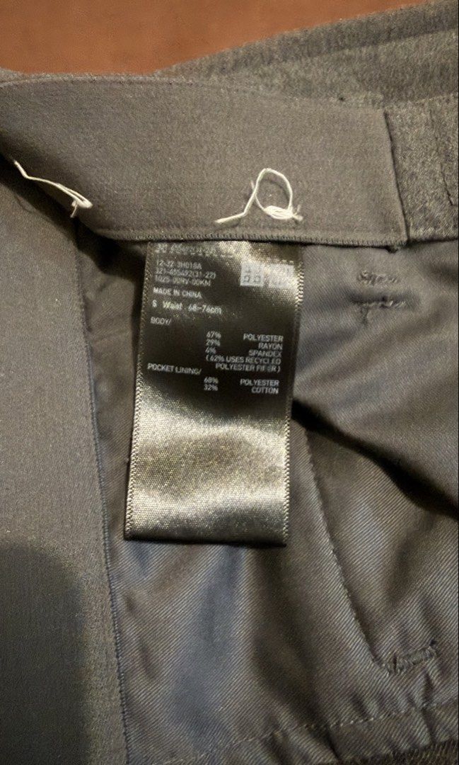 Uniqlo Smart Ankle Pants (Cotton) - Small (Category: Trousers) located in Manila. Submitted by collectiblesatbp (Listing ID 1430187566, Image 3). Description: Bought at 1990. Selling for 1000 only. Smart Ankle Pants Cotton Color: Olive Gray Size S - 68-76cm.