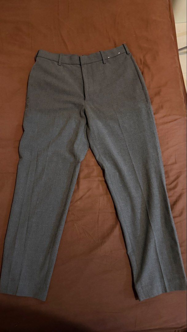 Uniqlo Smart Ankle Pants (Cotton) - Small (Category: Trousers) located in Manila. Submitted by collectiblesatbp (Listing ID 1430187566, Image 1). Description: Bought at 1990. Selling for 1000 only. Smart Ankle Pants Cotton Color: Olive Gray Size S - 68-76cm.