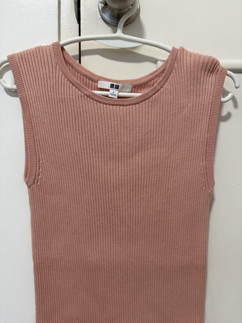 Uniqlo Ribbed Sleeveless Top - Small (Category: Sleeveless) located in Marikina City. Submitted by bea.dnns (Listing ID 1430108188, Image 1). Description: Salmon pink sleeveless top.