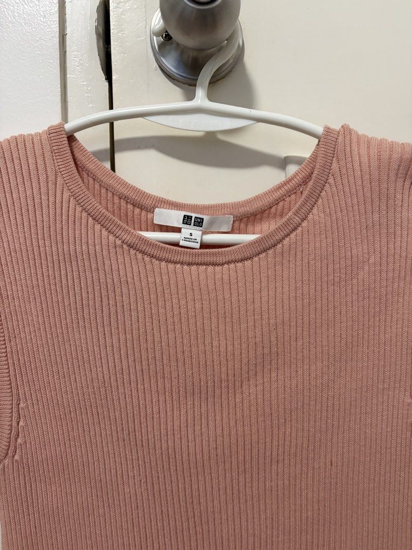 Uniqlo Ribbed Sleeveless Top - Small (Category: Sleeveless) located in Marikina City. Submitted by bea.dnns (Listing ID 1430108188, Image 3). Description: Salmon pink sleeveless top.