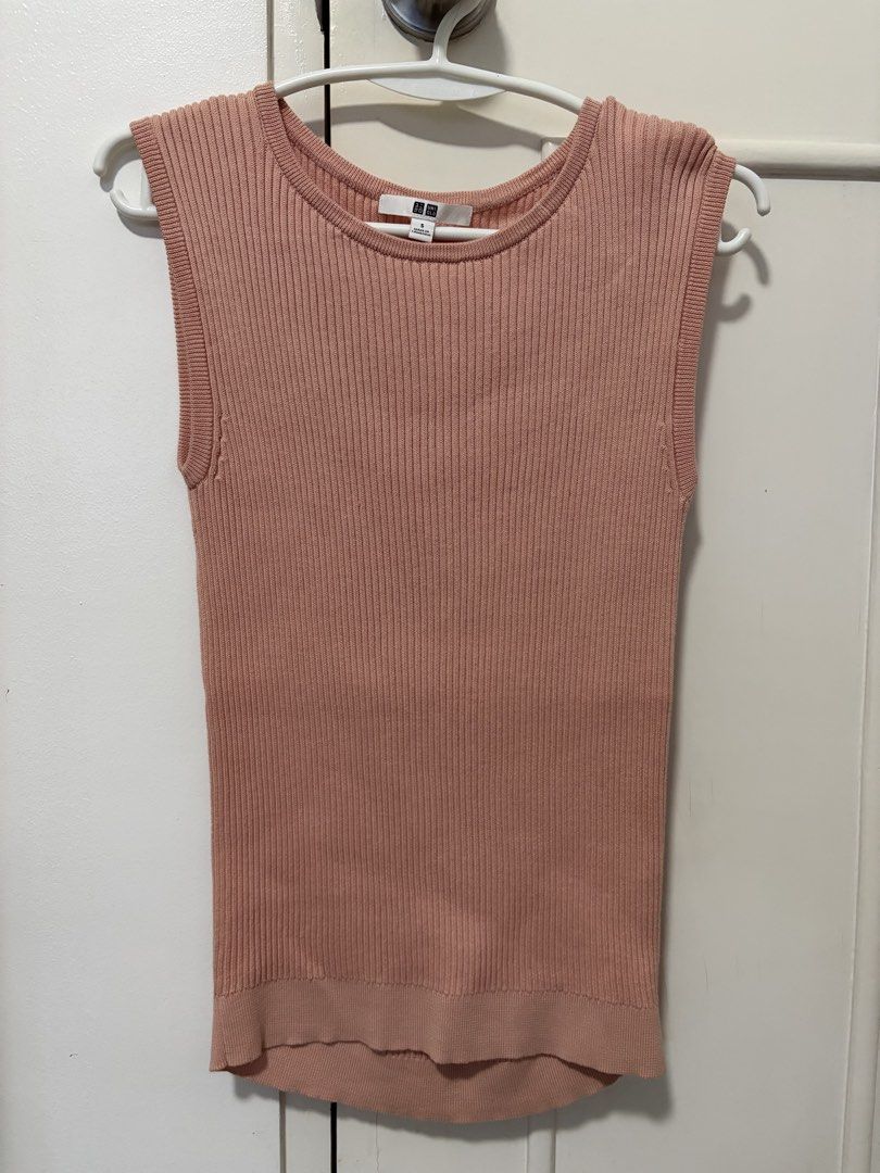 Uniqlo Ribbed Sleeveless Top - Small (Category: Sleeveless) located in Marikina City. Submitted by bea.dnns (Listing ID 1430108188, Image 2). Description: Salmon pink sleeveless top.