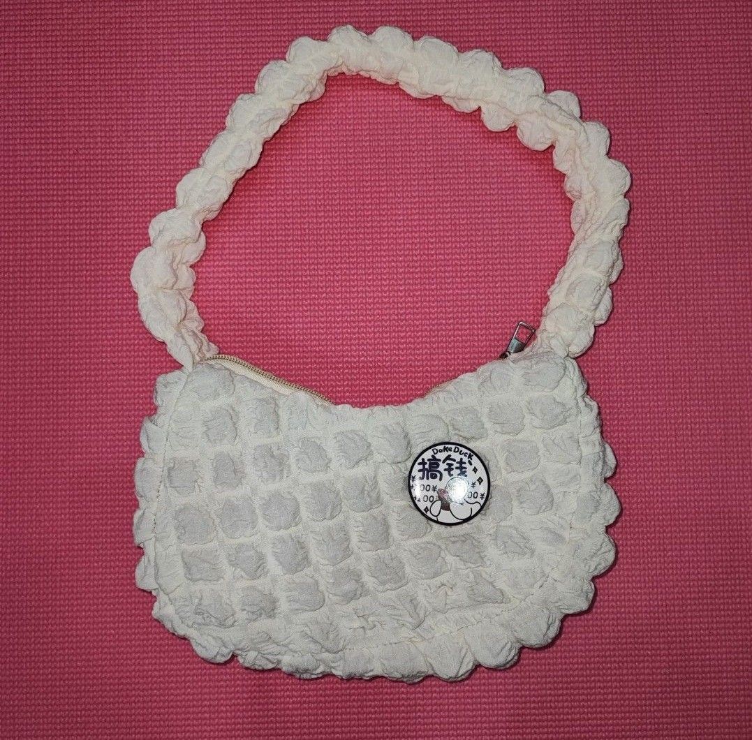 White Puffy Textured Handbag with Zipper Closure (Category: Tote Bags) located in San Juan City. Submitted by enbyfangs (Listing ID 1430133686, Image 1). Description: — never used — no visible flaws — please manage your expections gcash or bdo jnt ggx lbc sco sdd.