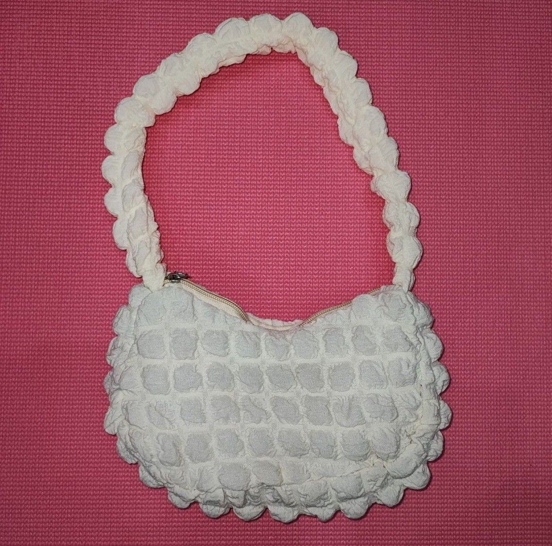 White Puffy Textured Handbag with Zipper Closure (Category: Tote Bags) located in San Juan City. Submitted by enbyfangs (Listing ID 1430133686, Image 2). Description: — never used — no visible flaws — please manage your expections gcash or bdo jnt ggx lbc sco sdd.