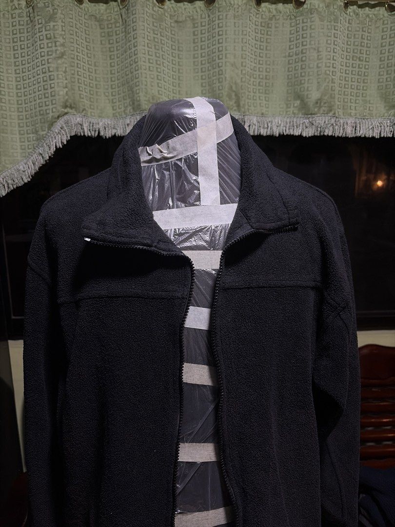White Sierra Fleece Jacket (Category: Coats, Jackets and Outerwear) located in Makati City. Submitted by secondselection (Listing ID 1430142132, Image 1). Description: W 25in L 27.5in Zipper handle broken.