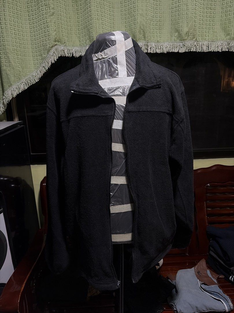 White Sierra Fleece Jacket (Category: Coats, Jackets and Outerwear) located in Makati City. Submitted by secondselection (Listing ID 1430142132, Image 2). Description: W 25in L 27.5in Zipper handle broken.