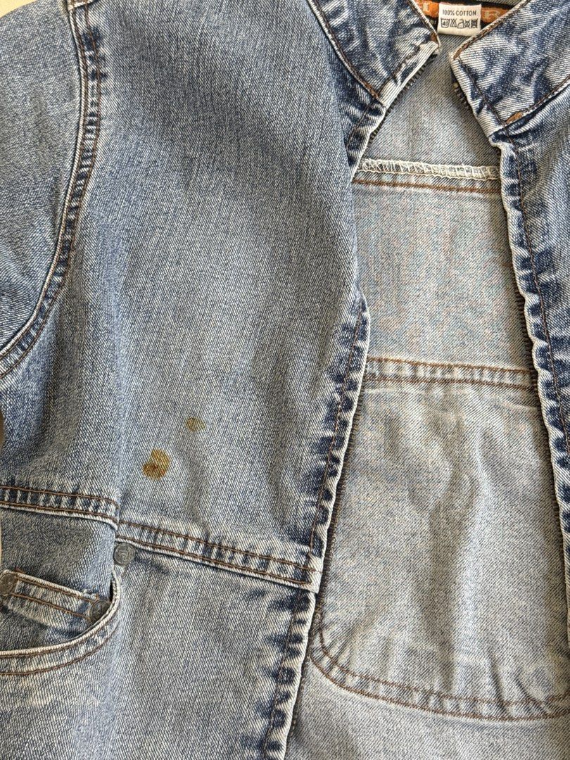 Women's Denim Jacket from Japan (Category: Coats, Jackets and Outerwear) located in Manila. Submitted by stephanyck (Listing ID 1430042365, Image 3). Description: 90s denim jacket vibe vv quirky yung pocket at the back ^ ^ there's stains in the front but still cute! 🌷gcash/bpi 🌷sf will be shouldered by the buyer 🌷j&t/lalamove/lbc.