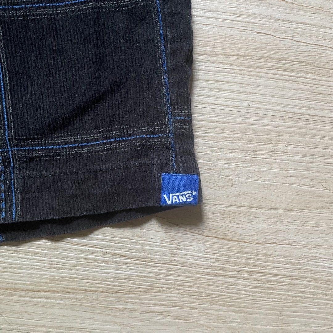 Y2k Vans Plaid Skate Shorts (Category: Shorts) located in Digos. Submitted by schlawg_y2k (Listing ID 1430115259, Image 3). Description: Waist- 27 Length- 21.5 Leg Opening- 10.